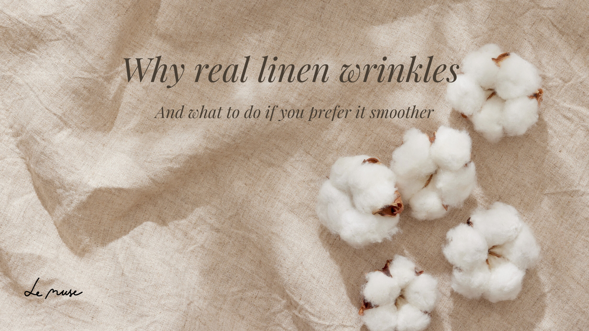 Krøllet naturfarvet hør med bomuldsblomster under titlen "Why real linen wrinkles"
