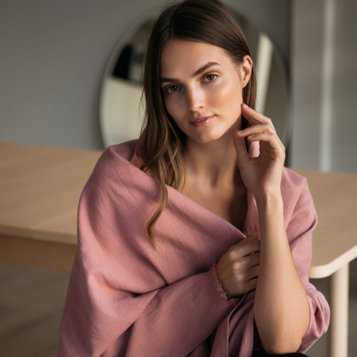 A dusty rose linen scarf with a fringed edge. #Color_Dusty rose