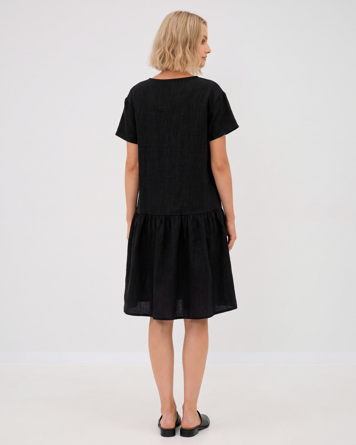 LeMuse BLOSSOM linen dress in black – studio back #Color_Black