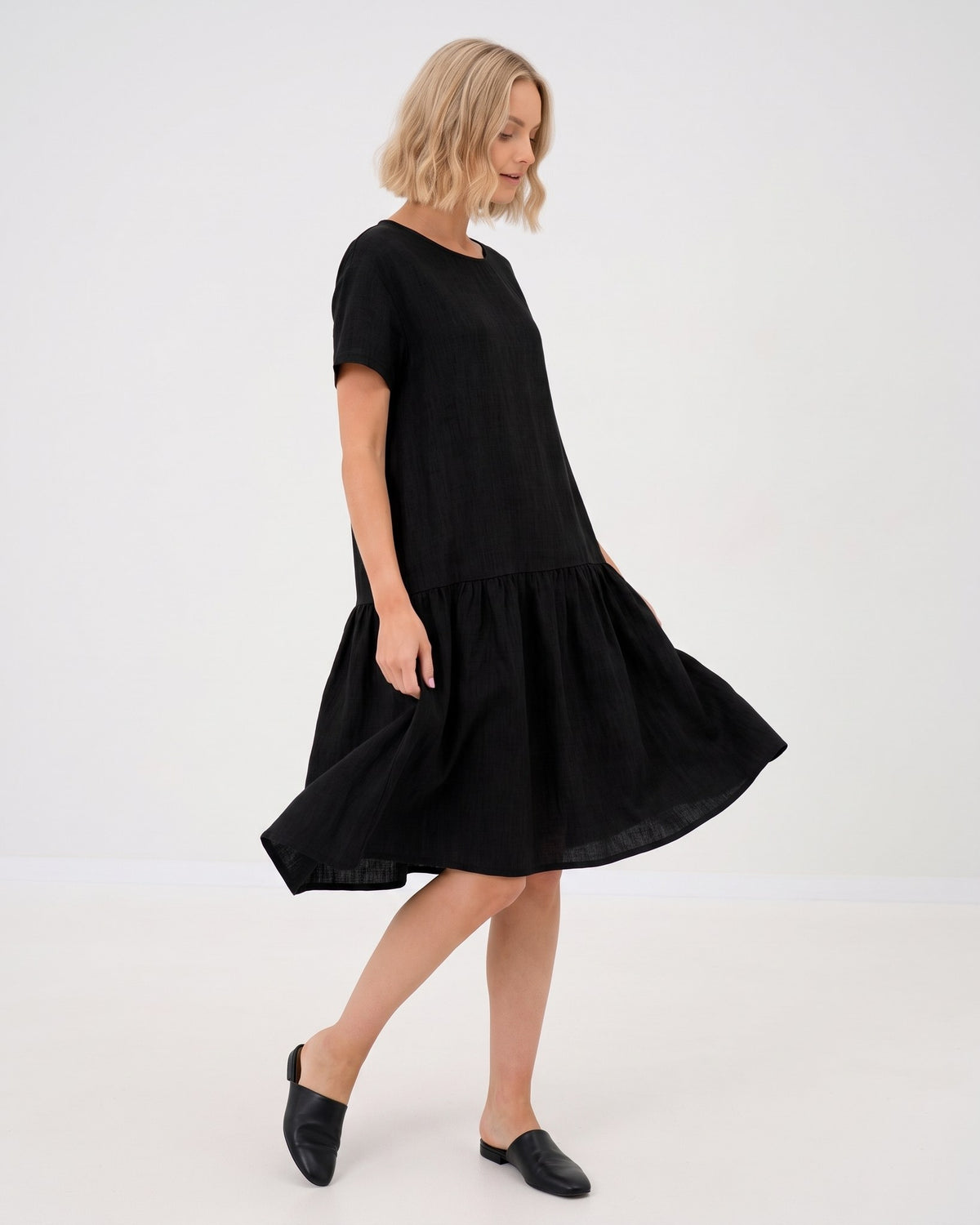 LeMuse BLOSSOM linen dress in black – side, skirt in motion #Color_Black