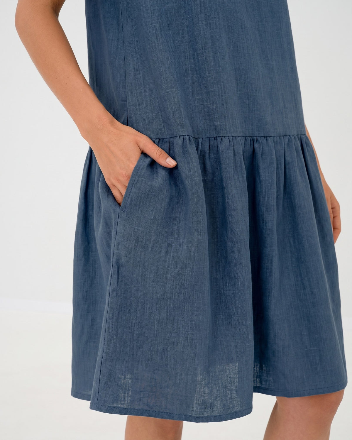 LeMuse BLOSSOM linen dress in blue – fabric and pocket close-up #Color_Blue