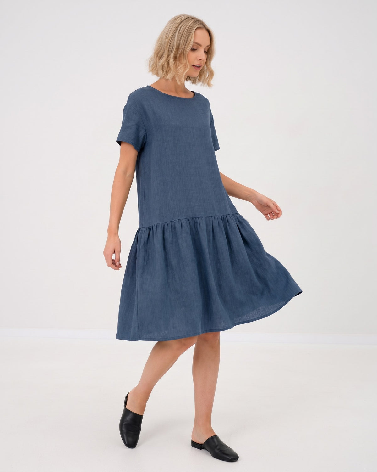 LeMuse BLOSSOM linen dress in blue – side, skirt in motion #Color_Blue