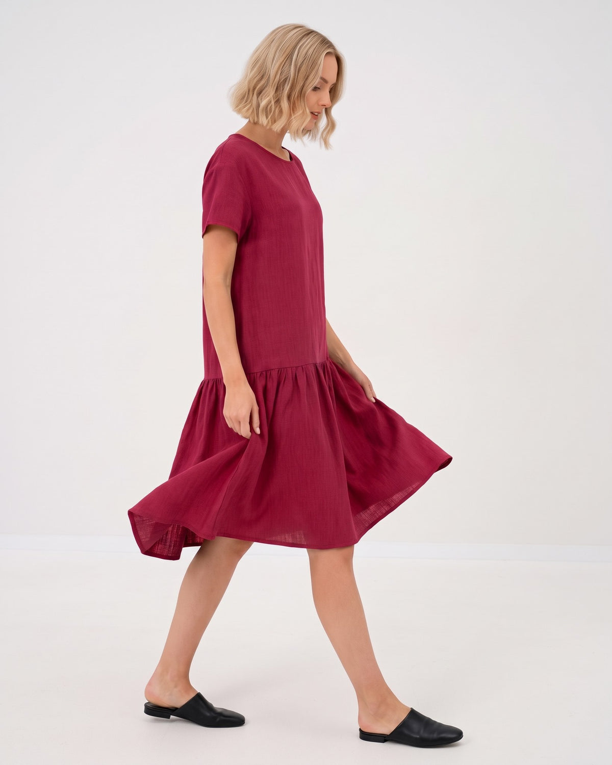 LeMuse BLOSSOM linen dress in cerise – side, skirt in motion #Color_Cerise