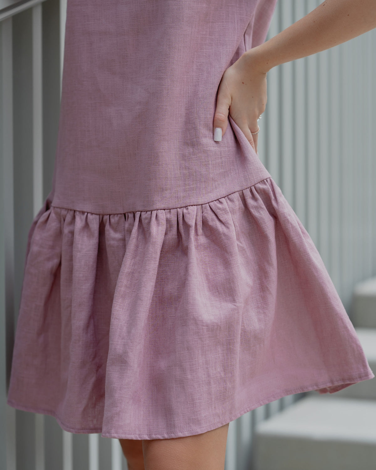 LeMuse BLOSSOM linen dress in dusty rose – bodice and flounce close-up, hand on hip #Color_Dusty rose