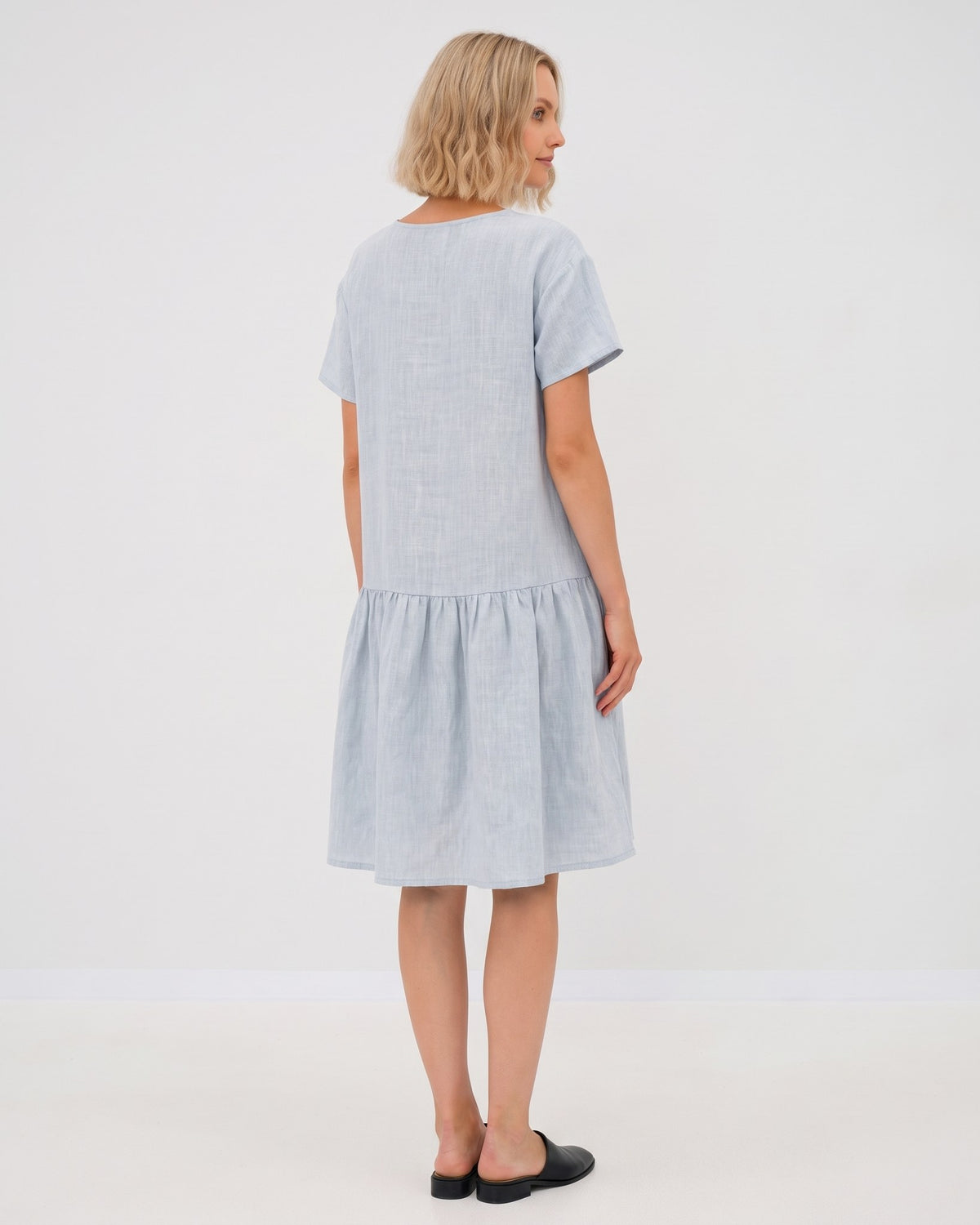 LeMuse BLOSSOM linen dress in light blue – studio back #Color_Light blue