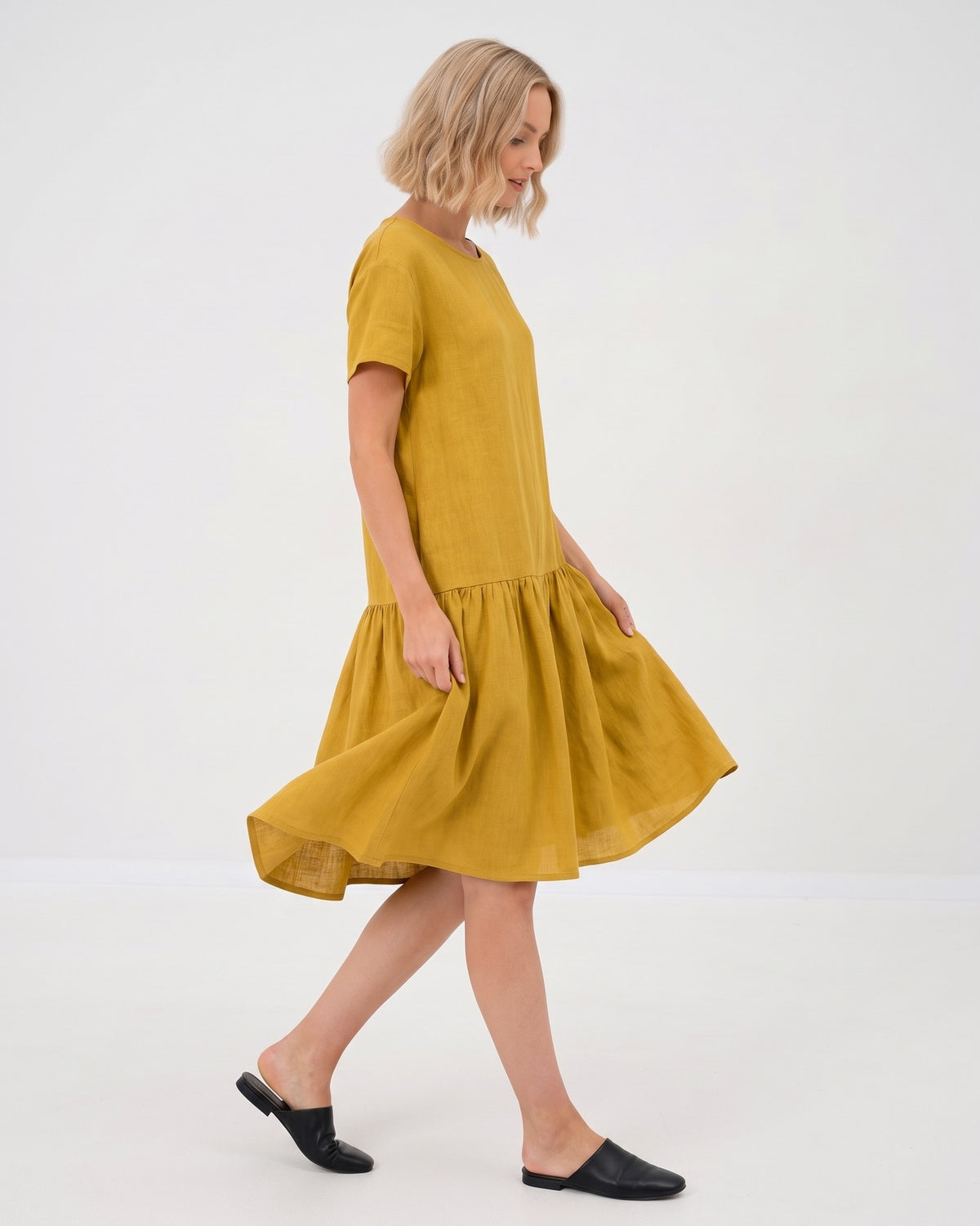 LeMuse BLOSSOM linen dress in ochre – side, skirt in motion #Color_Ochre