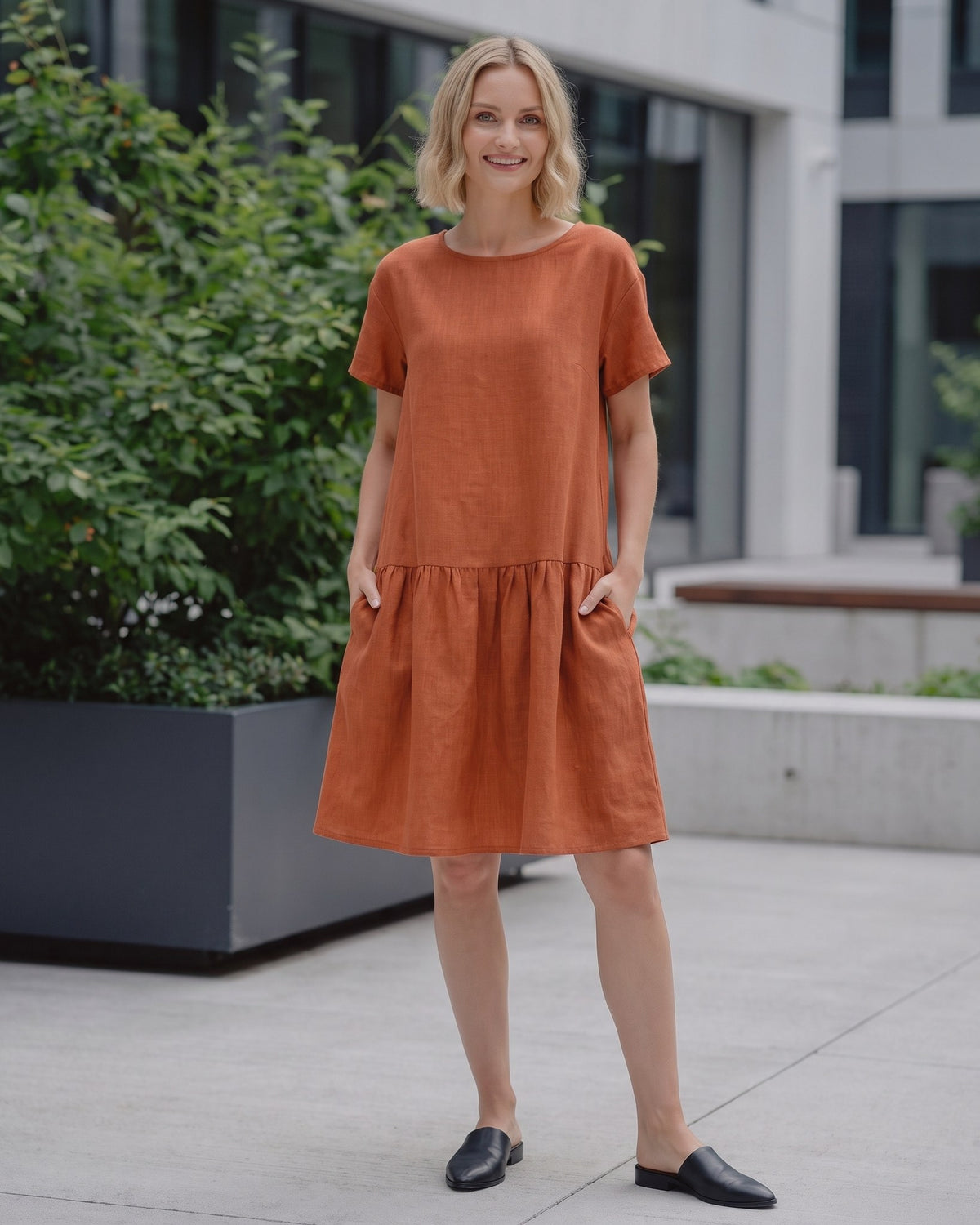 LeMuse BLOSSOM linen dress in orange – lifestyle outdoors #Color_Orange