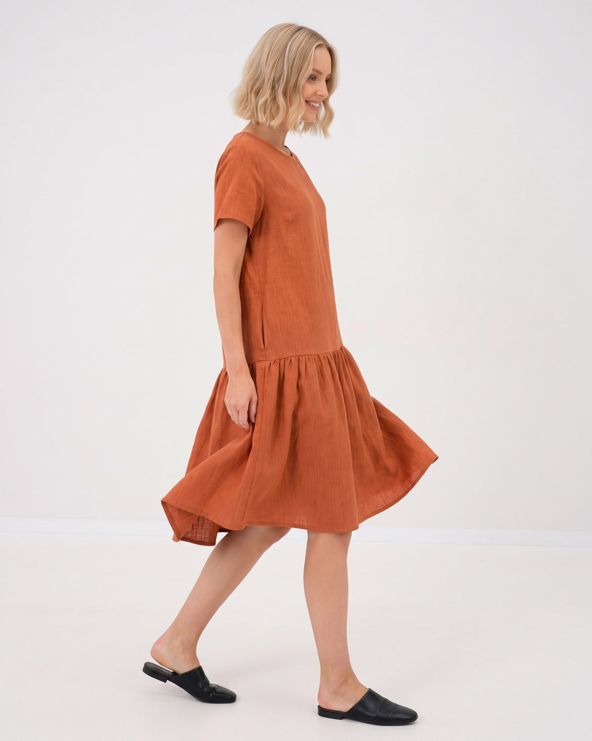 LeMuse BLOSSOM linen dress in orange – side, skirt in motion #Color_Orange