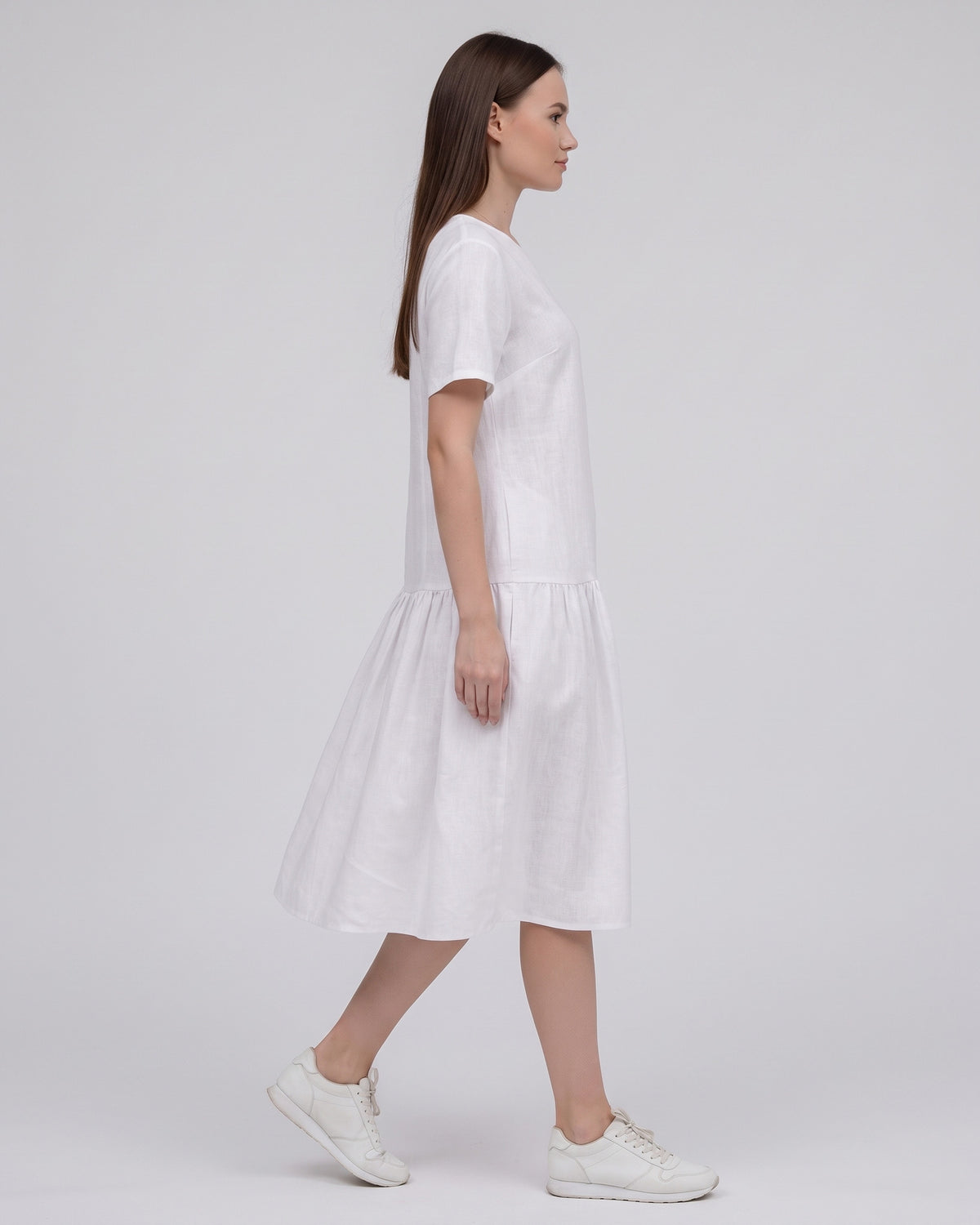 LeMuse BLOSSOM linen dress in white – side, skirt in motion #Color_White