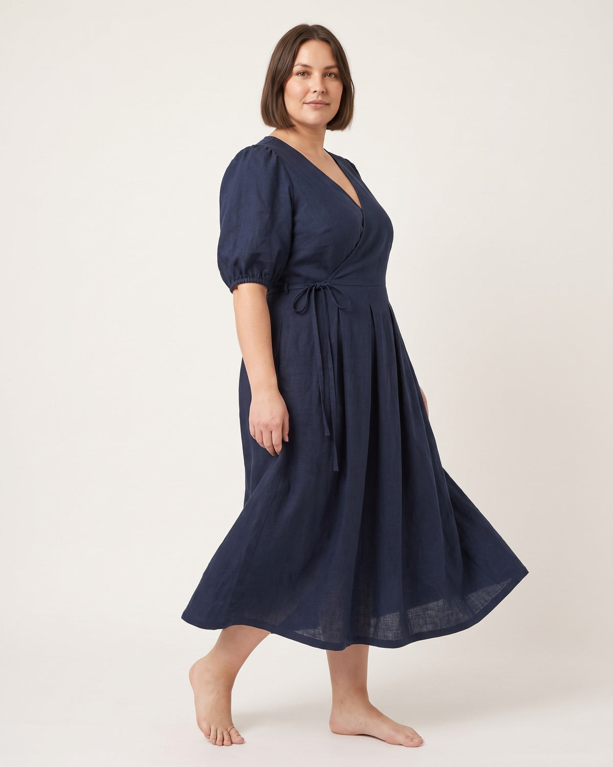 BONNIE – Linen Blend Puff Sleeve Tie-Waist Midi Dress – Deep blue suknelė, side view in motion, full length in studio #Color_Deep blue