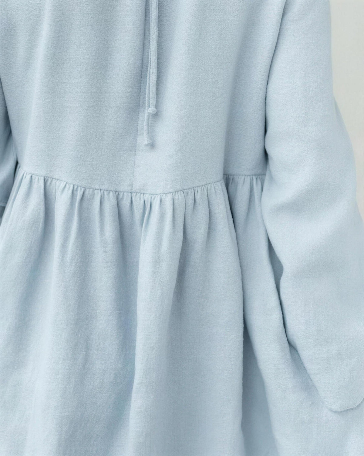LeMuse CANDY linen dress in light blue – fabric detail close-up #Color_Light blue