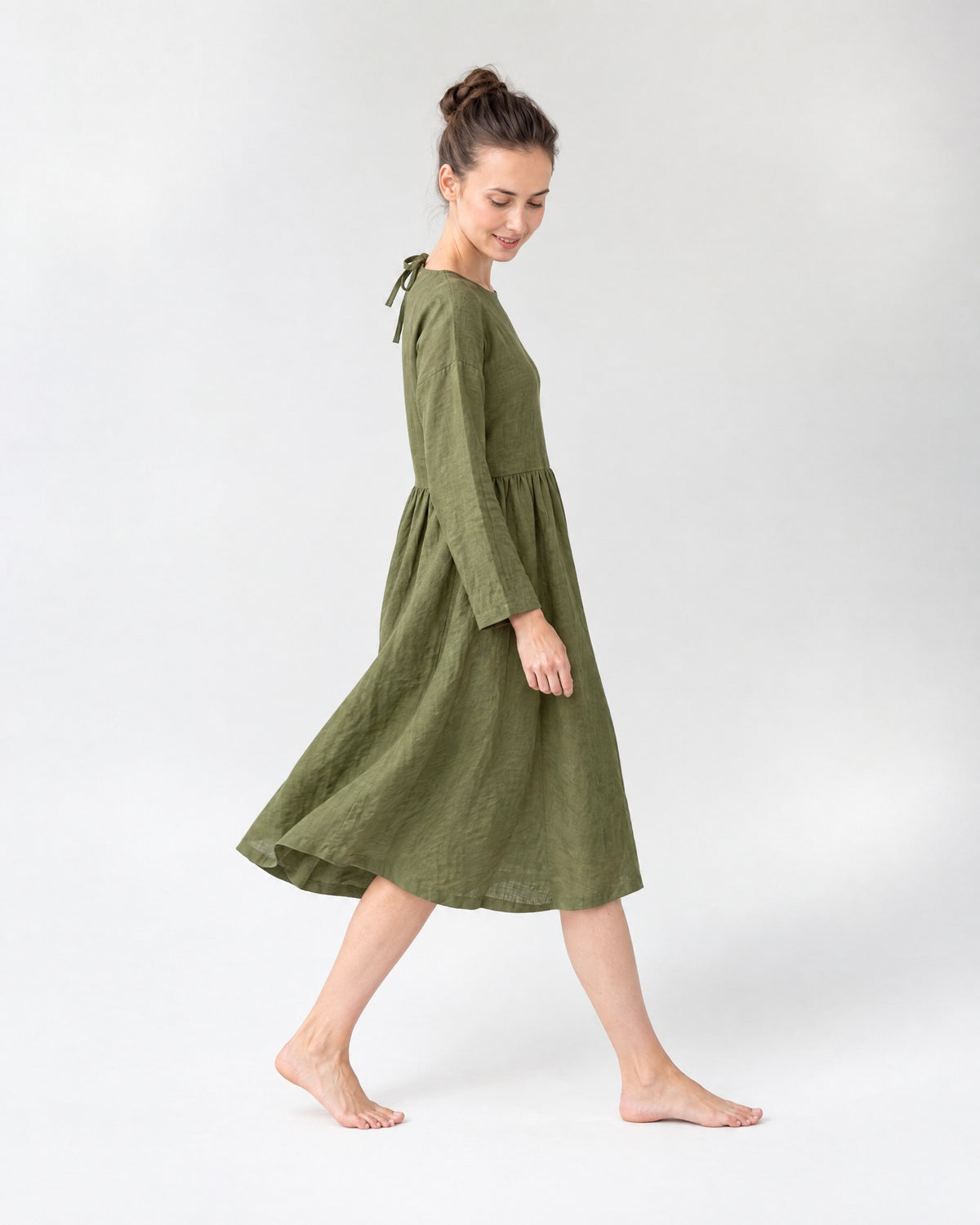 CANDY – Linen Blend Long Sleeve Gathered Dress – Olive green suknelė, šonas judesyje #Color_Olive green