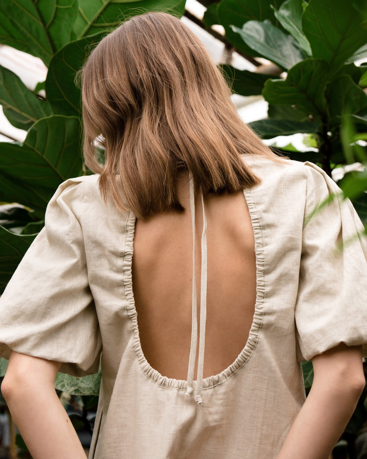 CHARM – Beige suknėlė, atviros nugaros detalė #Color_Beige