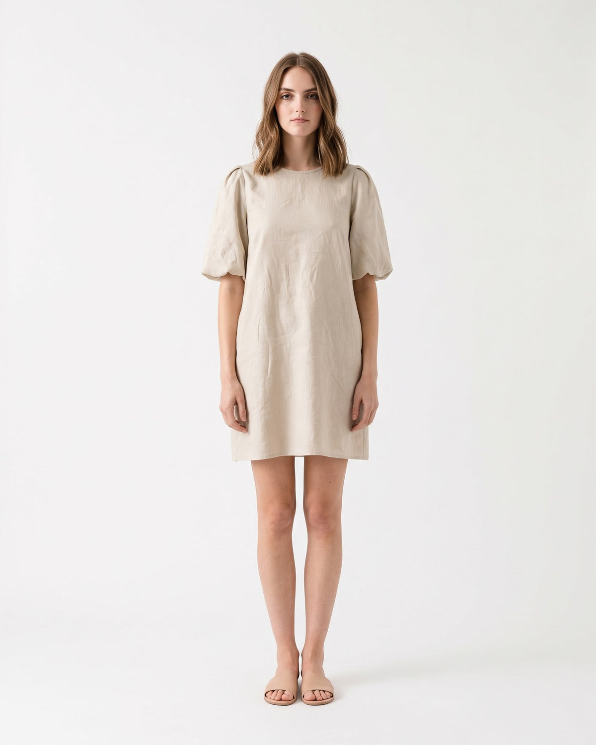 CHARM – Beige suknėlė, priekis pilnu ūgiu studija #Color_Beige