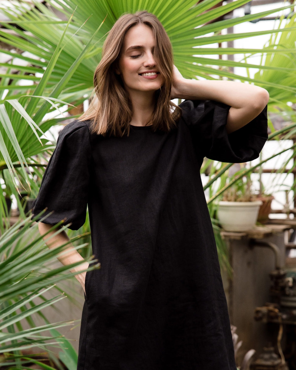 CHARM – Black suknėlė, lifestyle priekio detalė #Color_Black