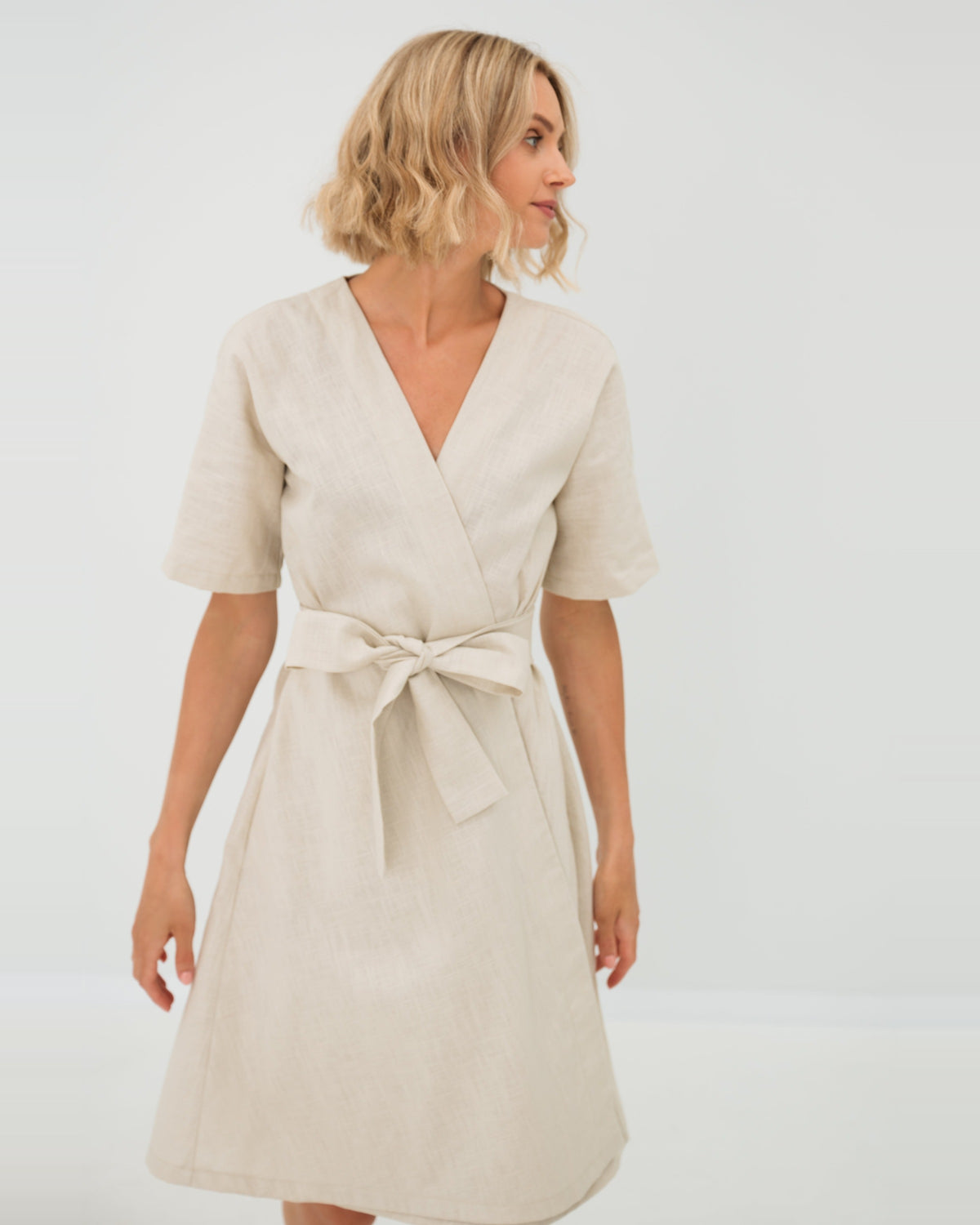 LeMuse CHLOE Leinenkleid in Beige – 3/4-Ansicht im Studio
