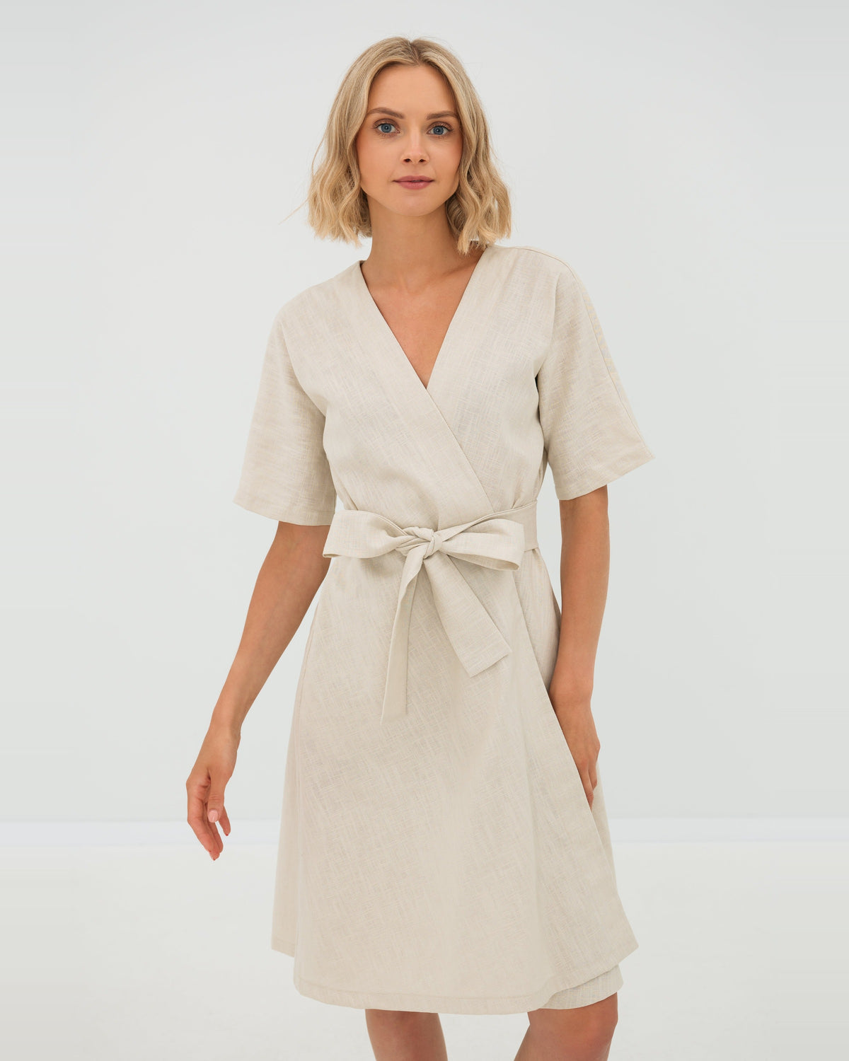 LeMuse CHLOE Leinenkleid in Beige – Vorderansicht im Studio