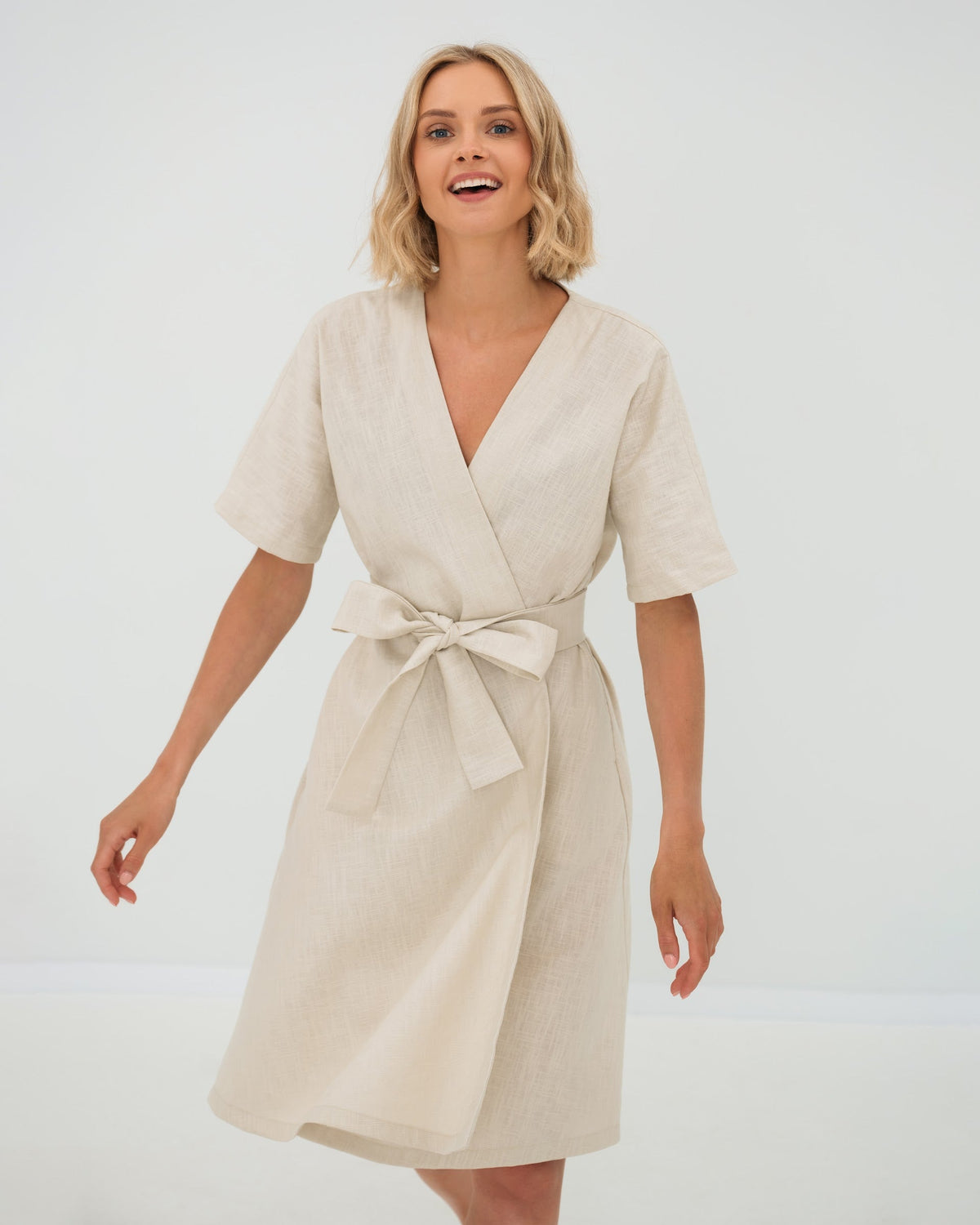 LeMuse CHLOE Leinenkleid in Beige – im Studio in Bewegung