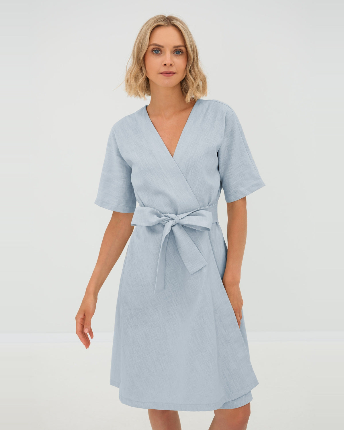 LeMuse CHLOE linkjole i lyseblå – 3/4-vinkel i studio #Color_Light blue