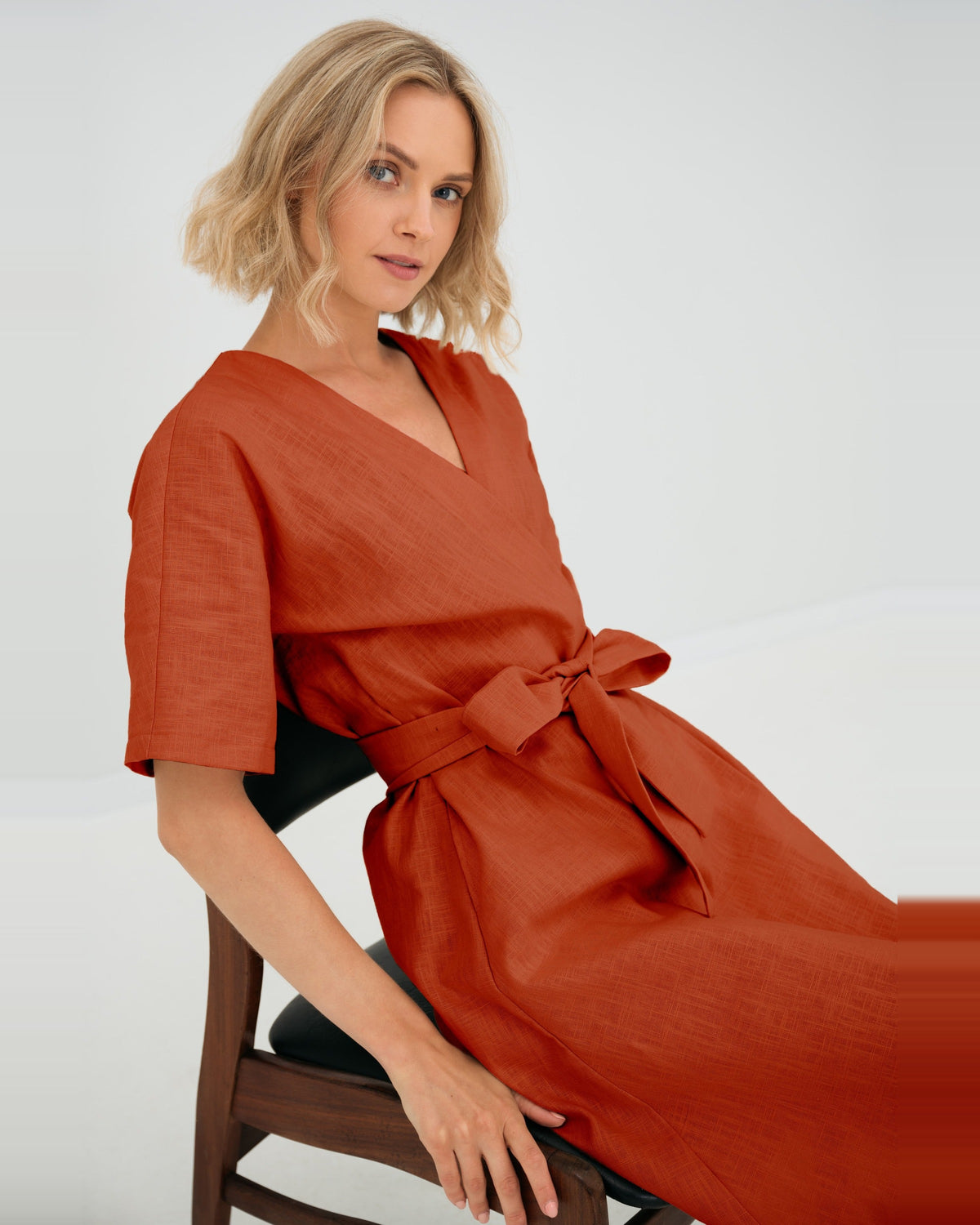 LeMuse CHLOE linkjole i oransje – sittende nærbilde, sløyfedetalj #Color_Orange