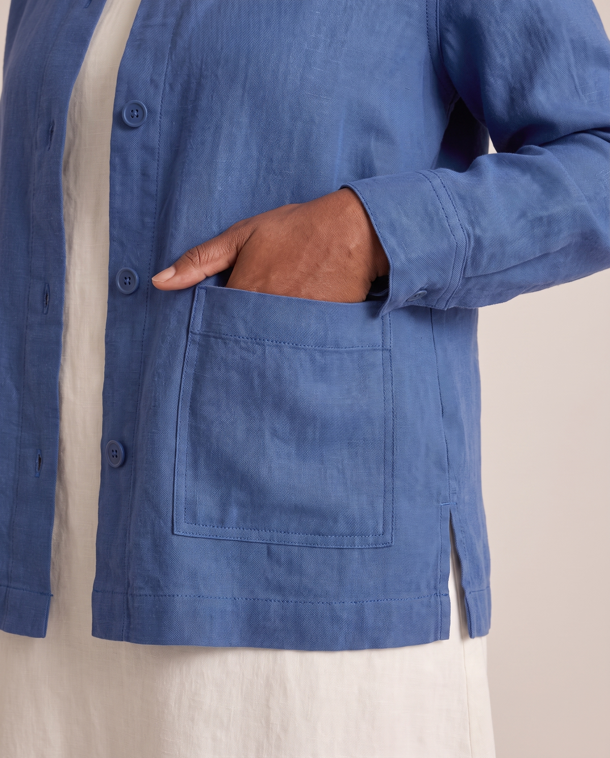 COVER shirt jacket in Blue, detail of hip pocket and side slit