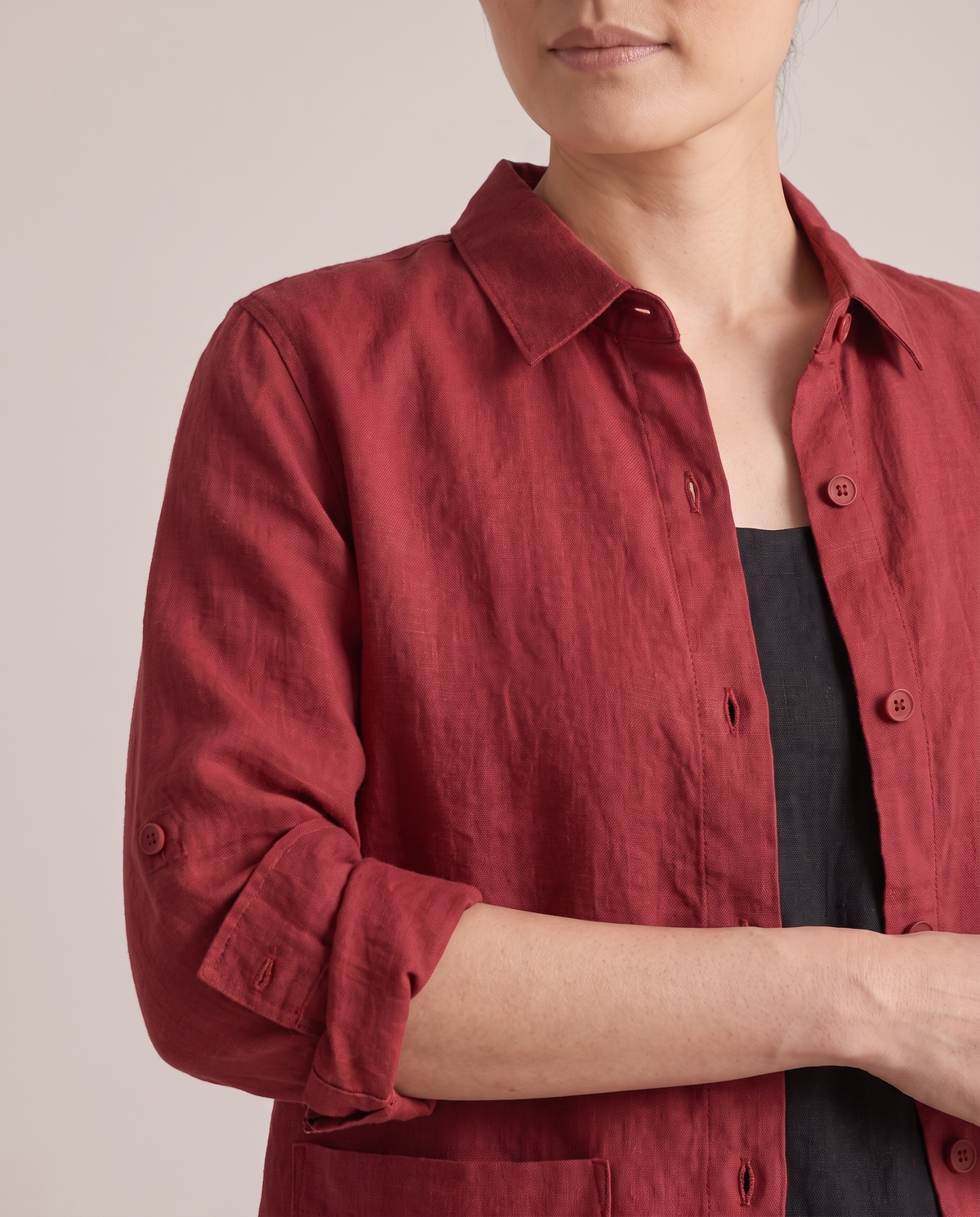 COVER shirt jacket in Red, detail of collar and rolled sleeve