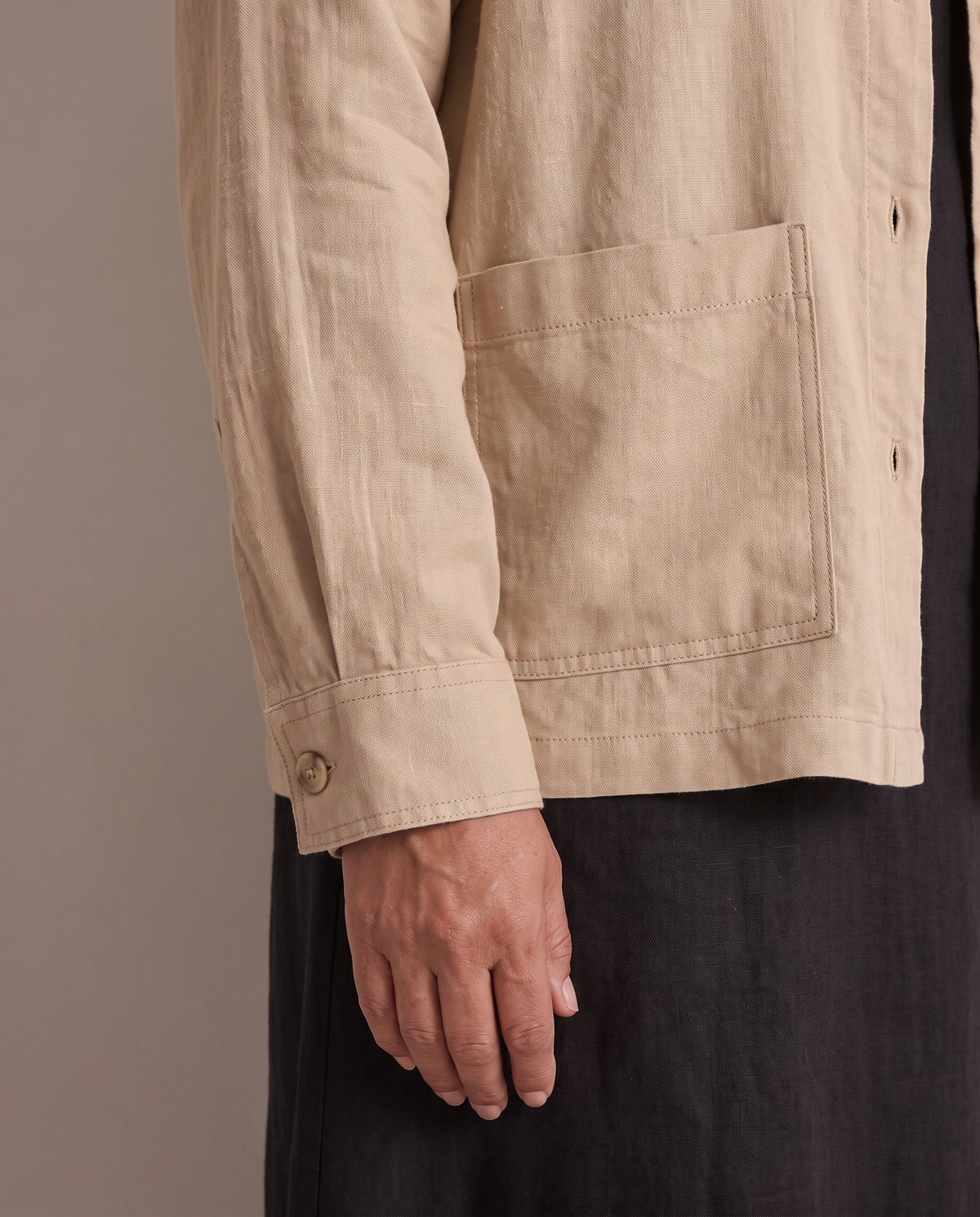 COVER shirt jacket in Beige, detail of cuff and hip pocket