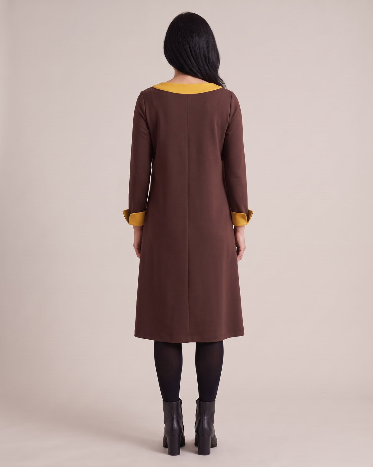 DUO — dvipusė Punto Milano suknelė – ruda suknelė, nugara #Color_Brown / Yellow