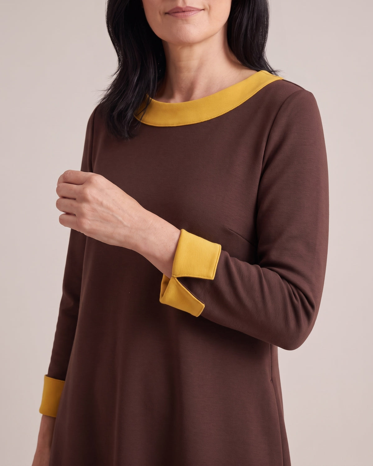 DUO — dvipusė Punto Milano suknelė – ruda suknelė, apykaklės atvartas ir rankogalis #Color_Brown / Yellow