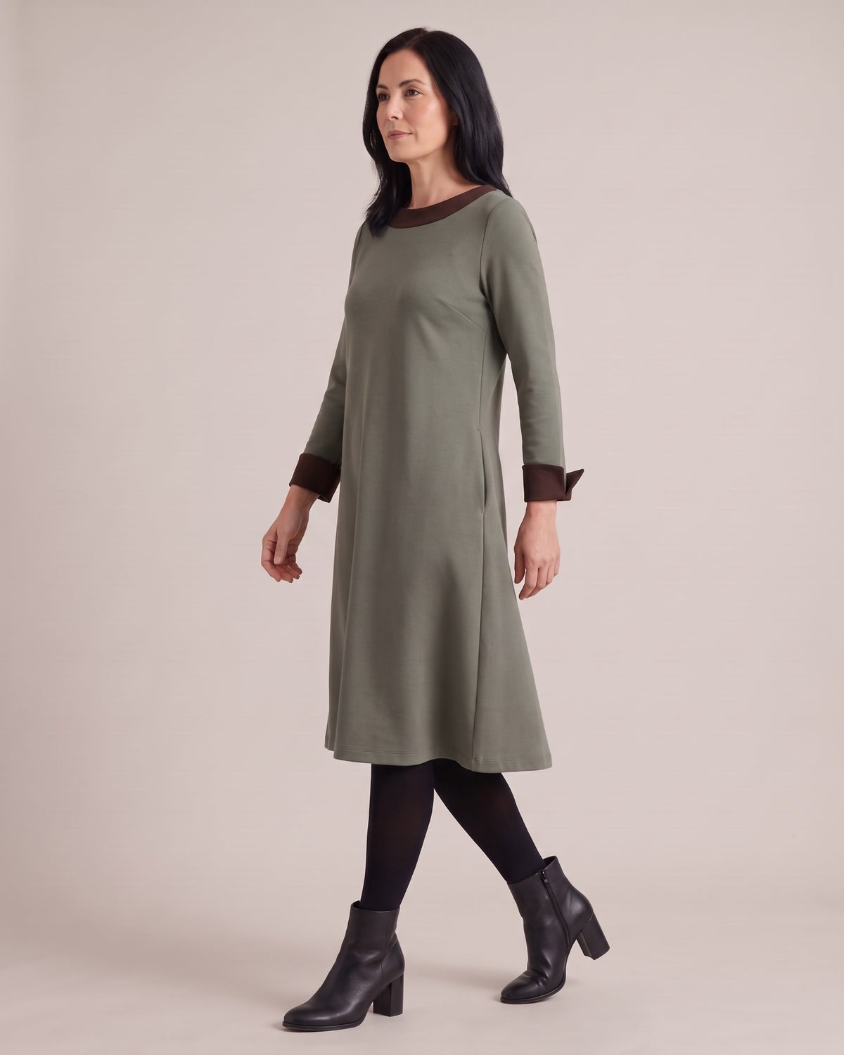 DUO — dvipusė Punto Milano suknelė – pilkai žalia suknelė, šonas #Color_Gray green / Brown
