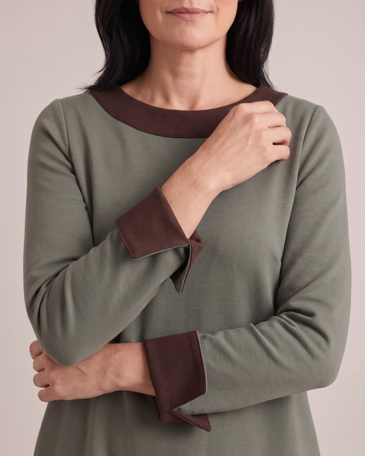DUO — dvipusė Punto Milano suknelė – pilkai žalia suknelė, apykaklės atvartas ir rankogalis #Color_Gray green / Brown