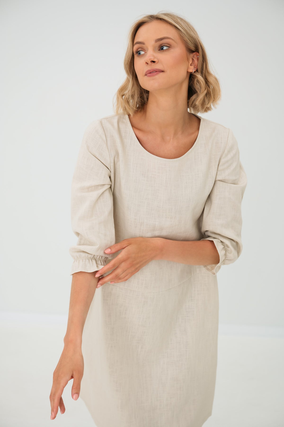 LeMuse EMMA linen dress in beige – studio close-up of neckline and sleeve #Color_Beige