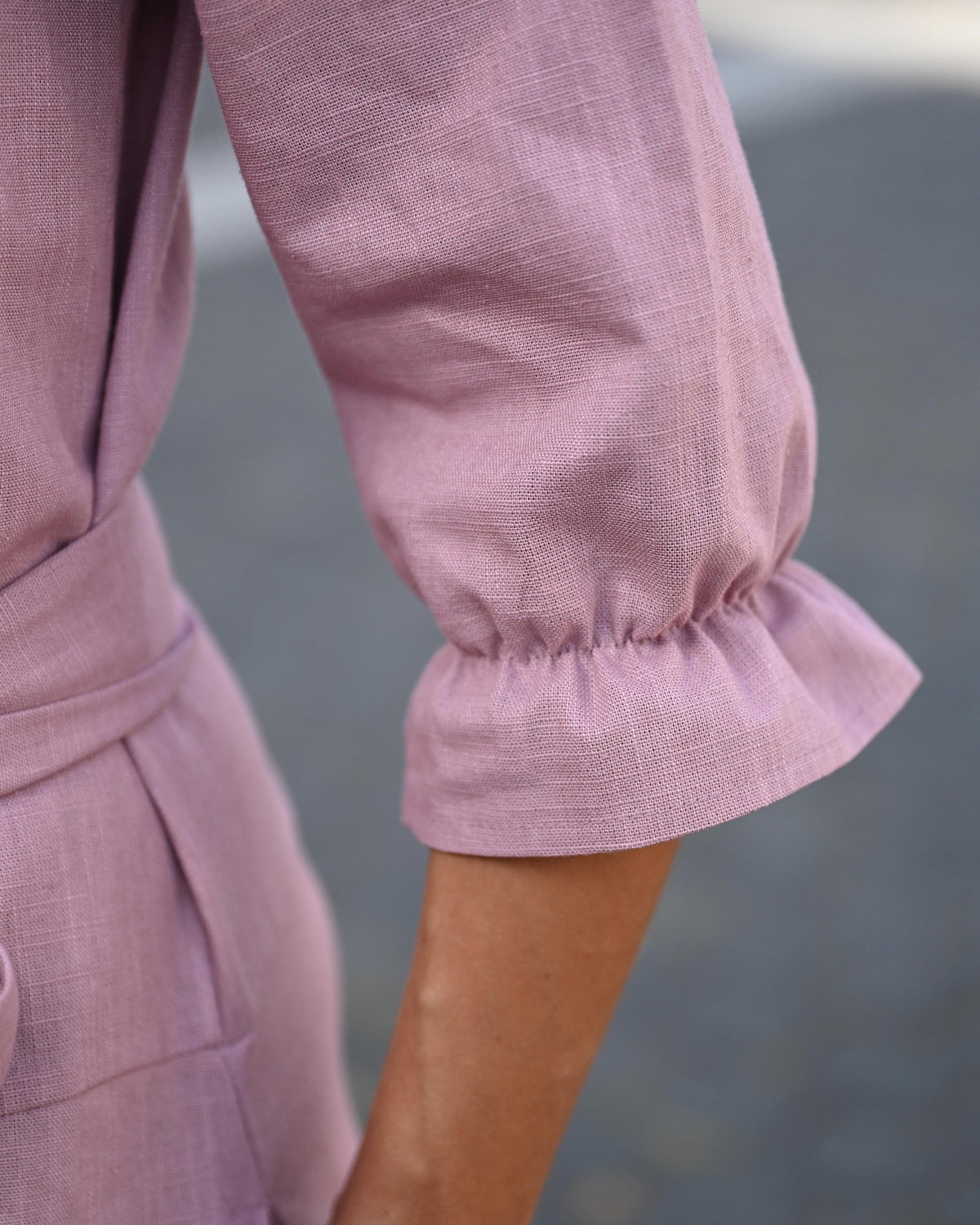 EMMA – Linen Blend Three-Quarter Sleeve Belted Dress – dusty rose dress, close-up of the gathered frill cuff #Color_Dusty rose