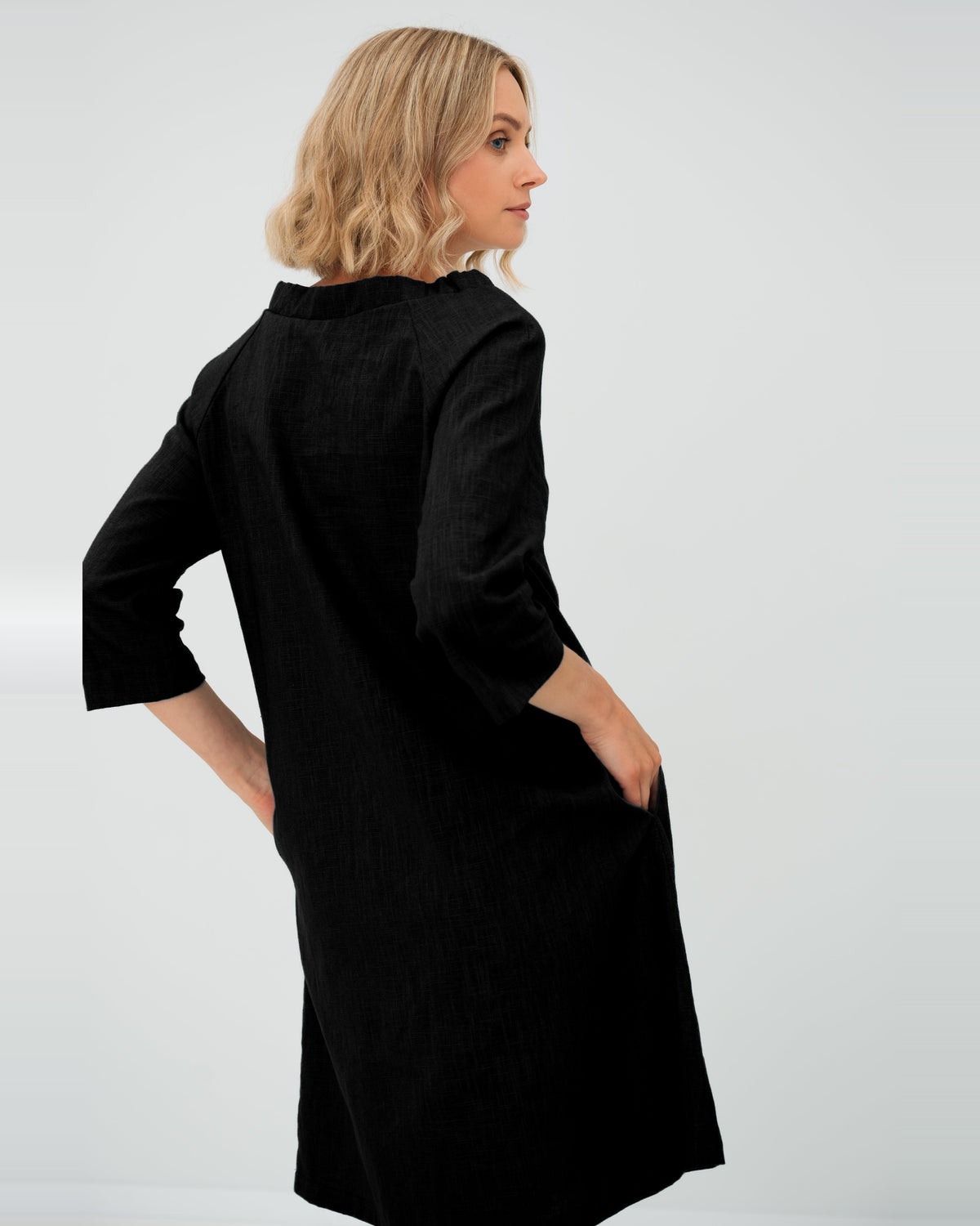 LeMuse FRENCH linen dress in black – back view #Color_Black