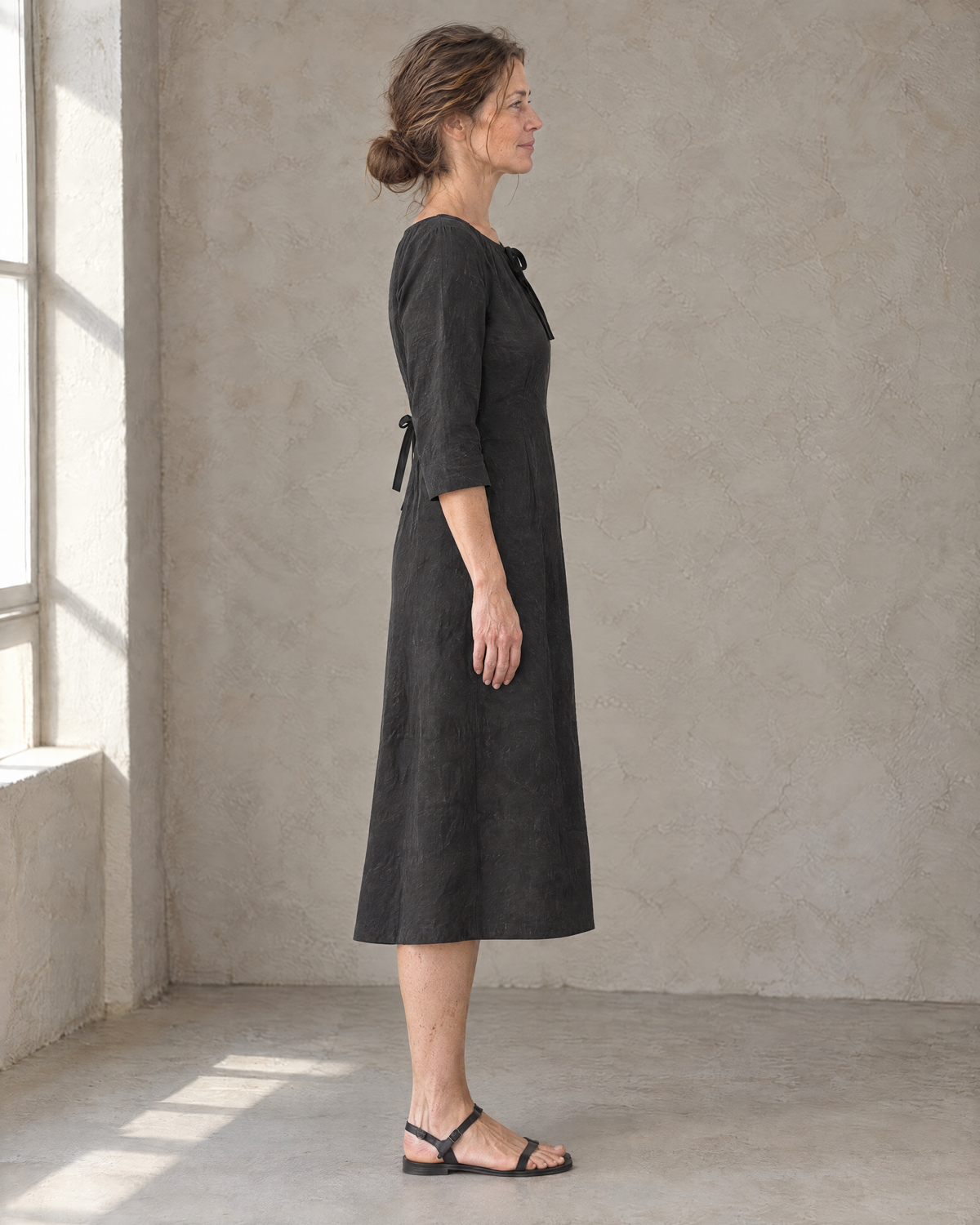 HELENA linen dress in Black, side view