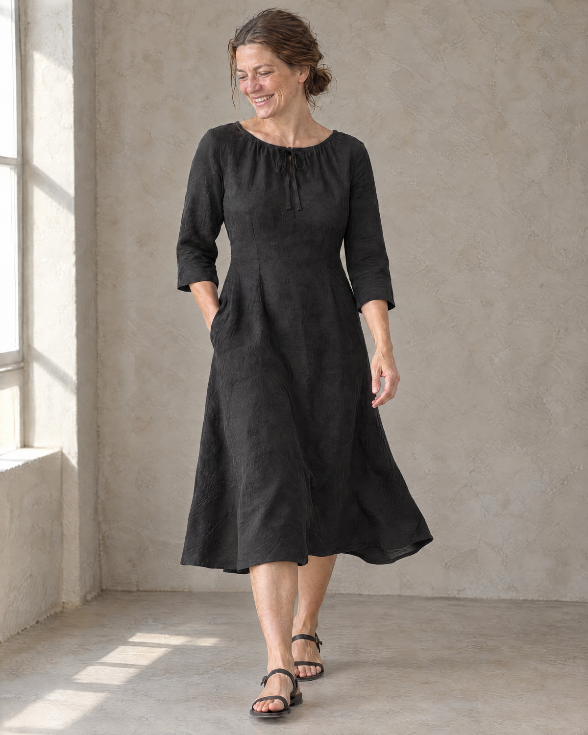HELENA linen dress in Black, walking