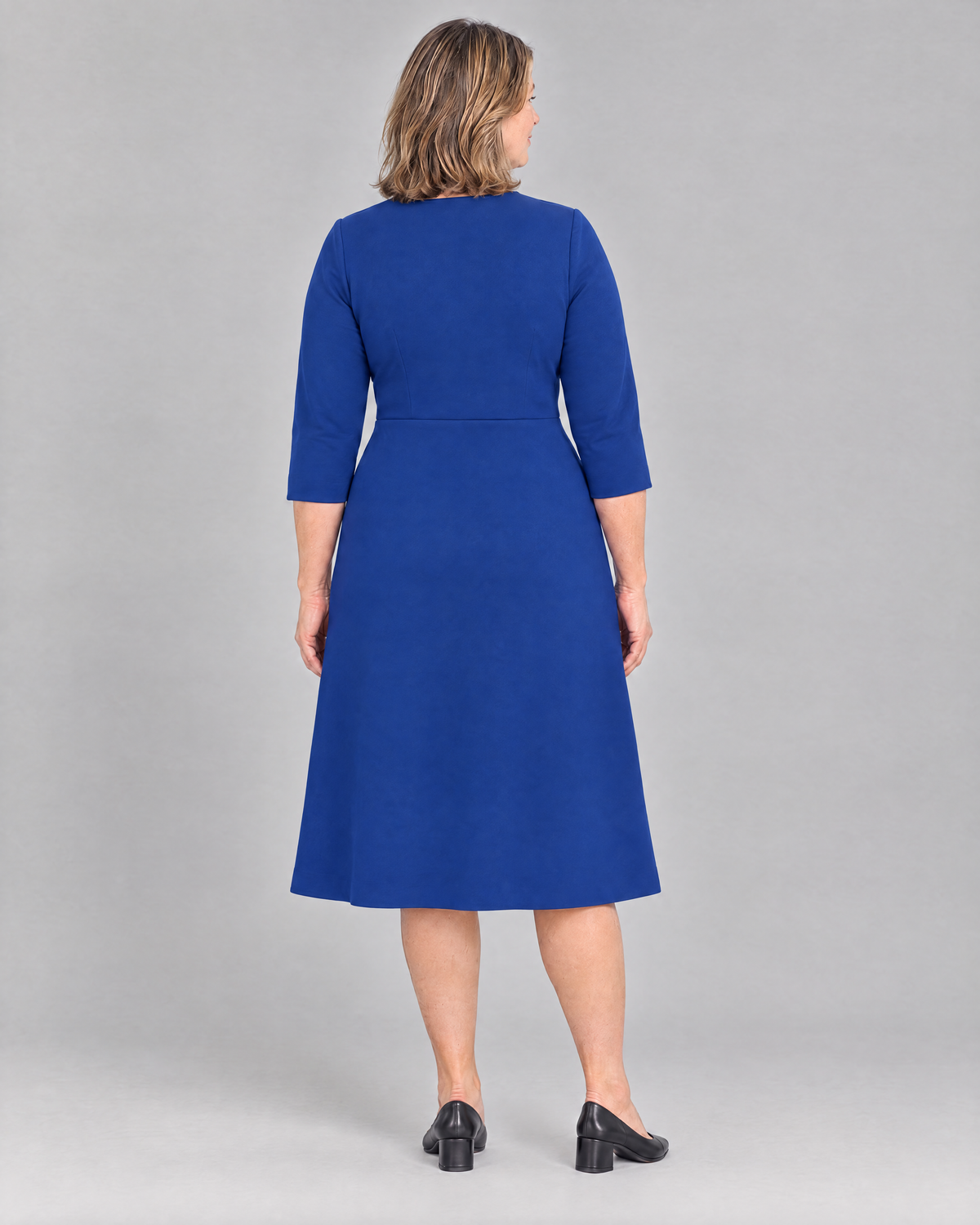 STORY CURVE Punto – cobalt blue dress, back view on model
