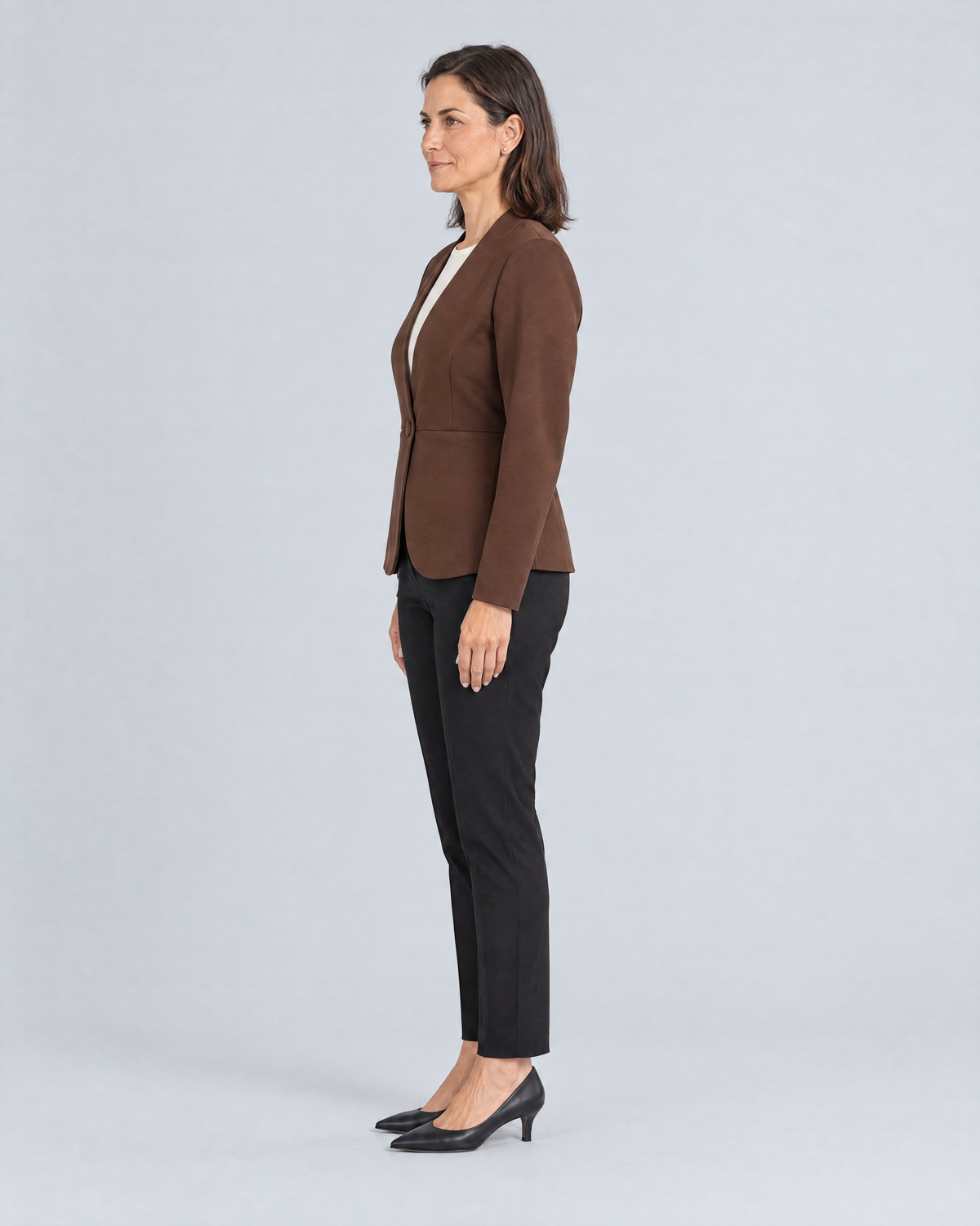 RIVA MOVE brown jacket, side view showing the hip length and the easy upper sleeve