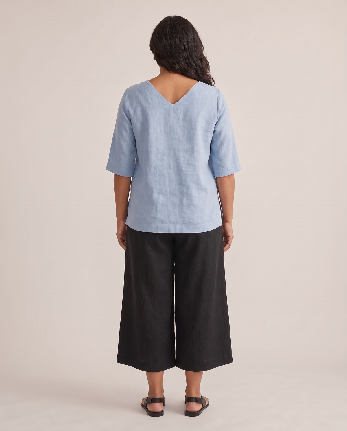 LIFT linen top in Light Blue, back view with V neckline