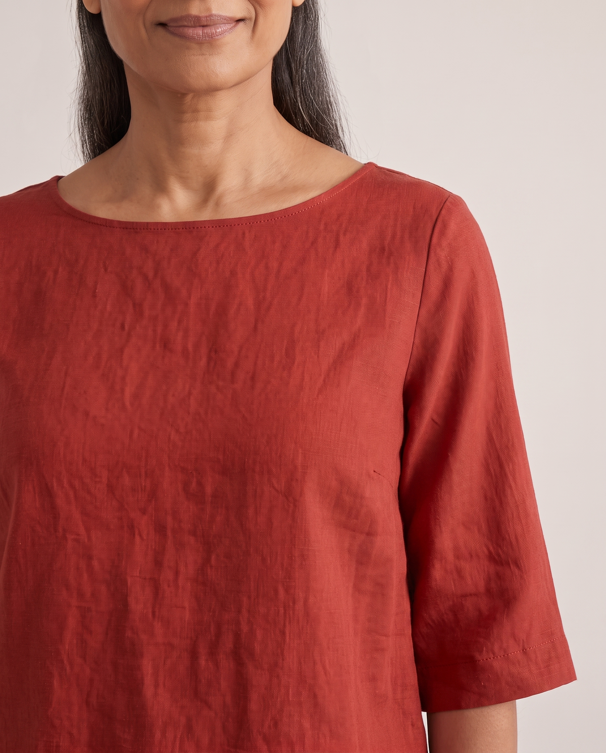 LIFT linen top in Red, boat neckline and sleeve detail