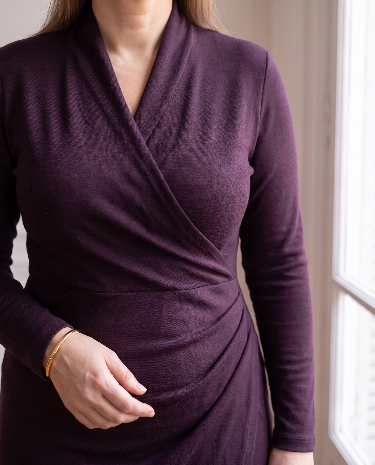 INGRID aubergine dress, close-up of the shawl collar and drape