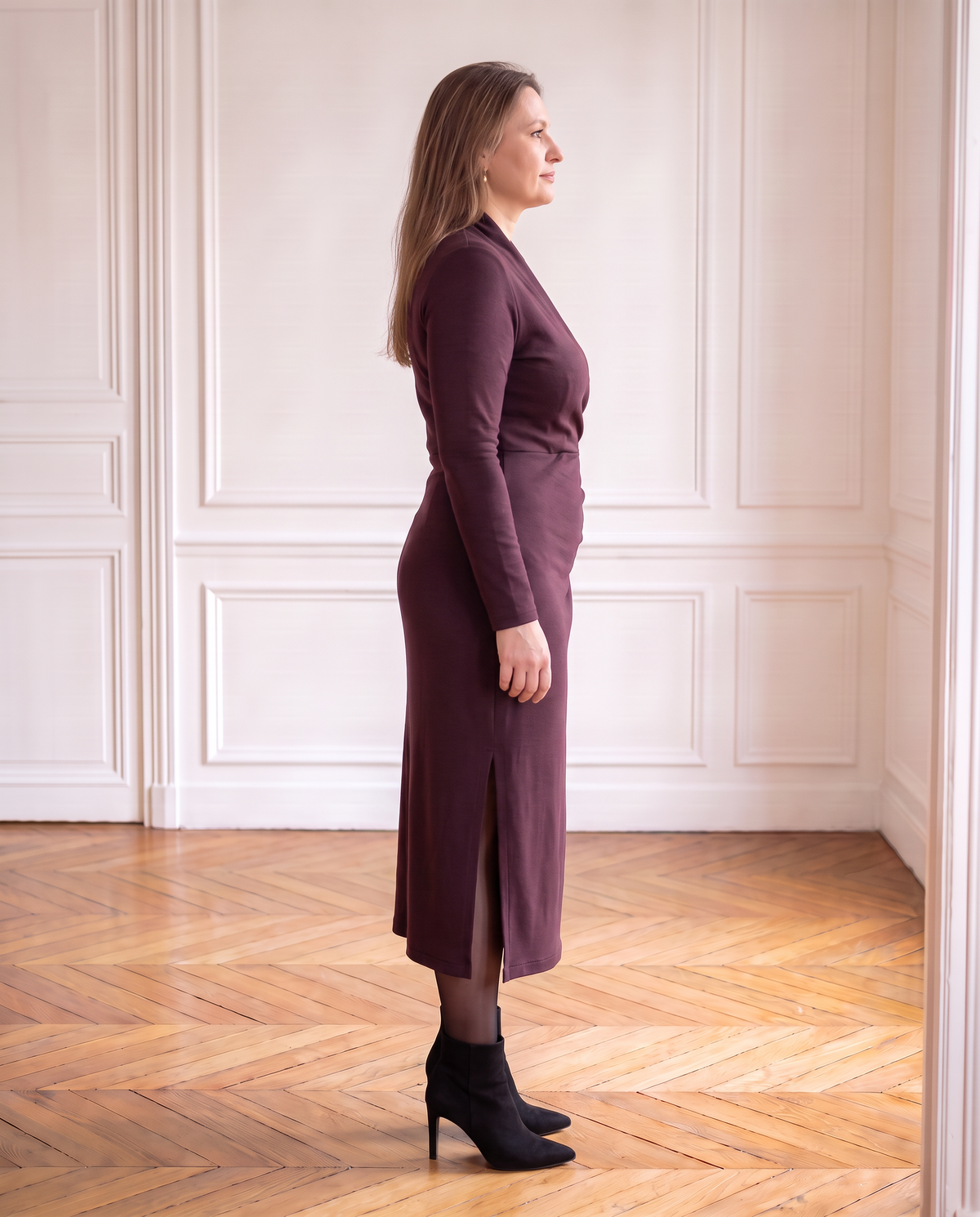 INGRID aubergine dress, side view with the side slit