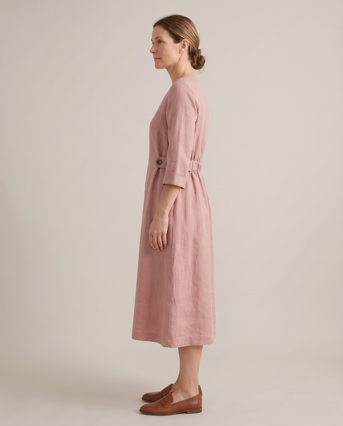 IDA dusty rose dress from the side with the tabs fastened 8 cm tighter