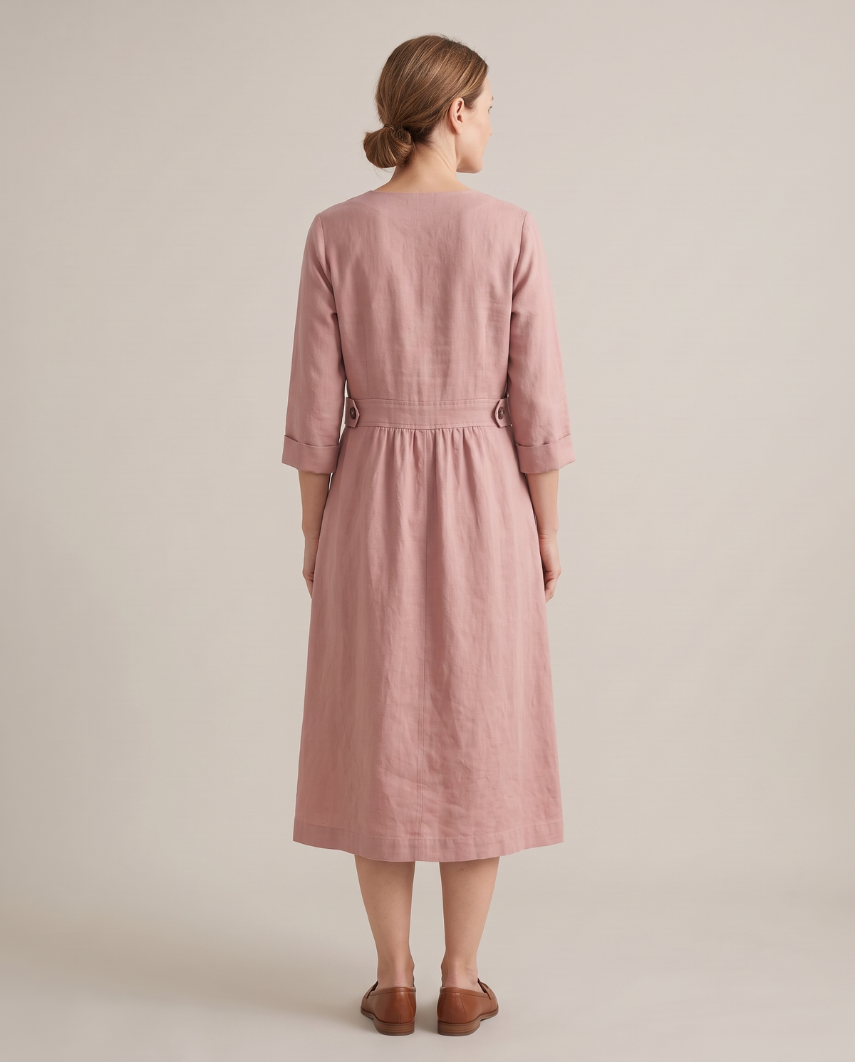 IDA dusty rose linen dress from the back, gathered at the back waist