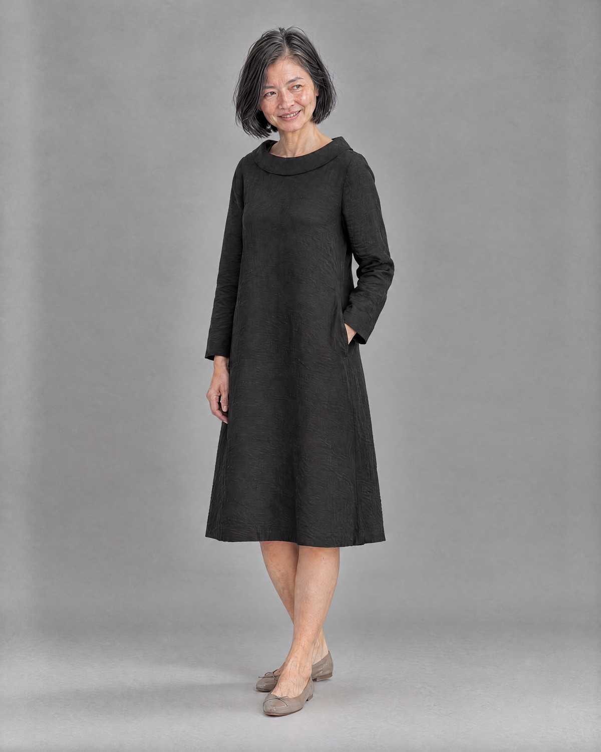 LILA linen back bow A-line dress in Black, three-quarter view