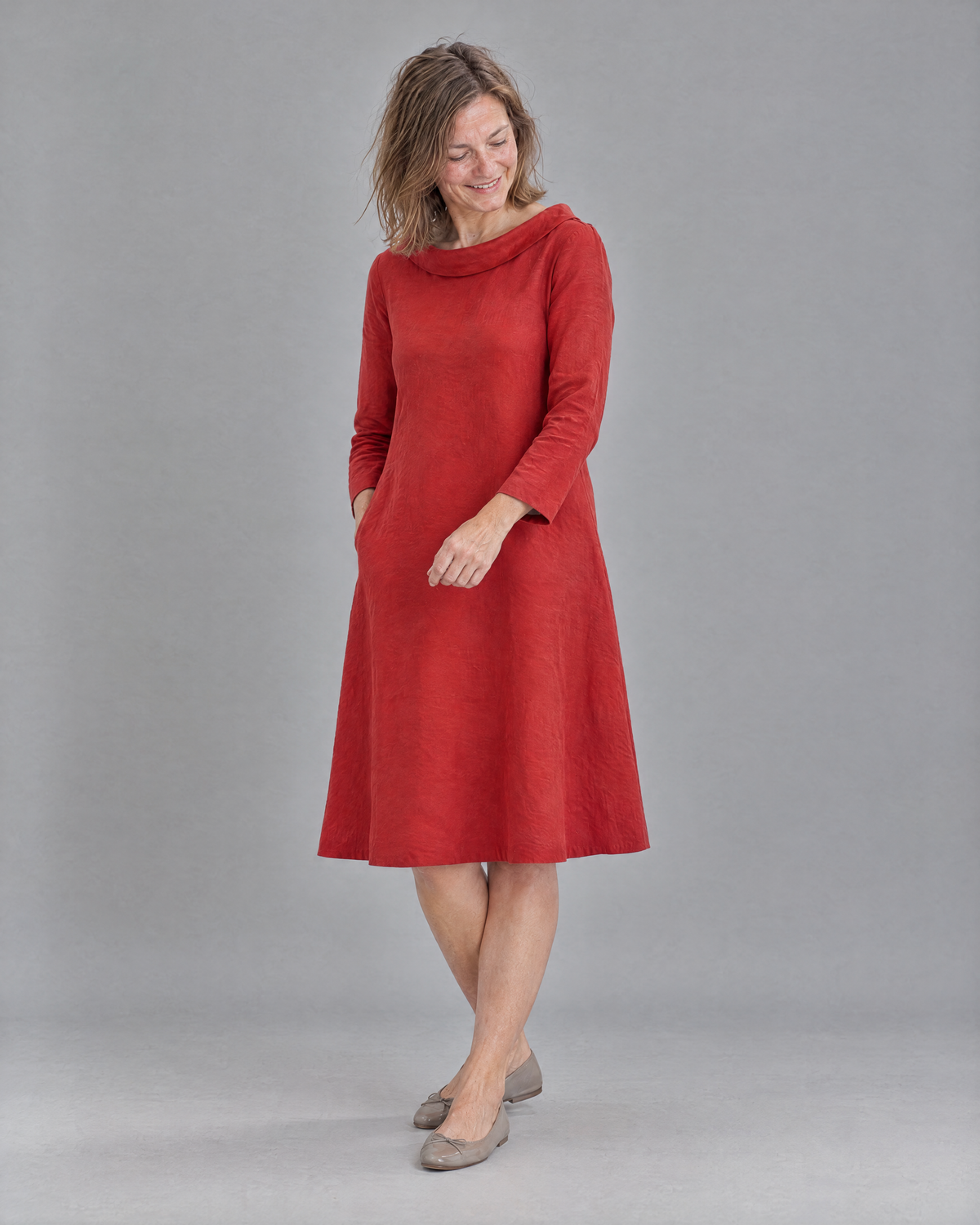 LILA linen back bow A-line dress in Red, three-quarter view