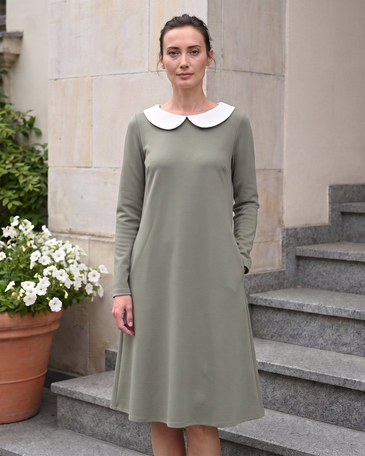 LOVER – Itališko punto Milano suknelė pilkai žalios spalvos, lifestyle ant laiptų #Color_Gray green