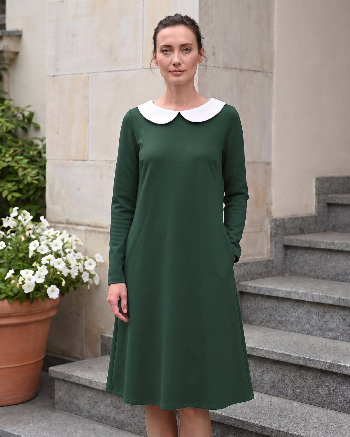 LOVER – Itališko punto Milano suknelė tamsiai žalios spalvos, lifestyle ant laiptų #Color_Green