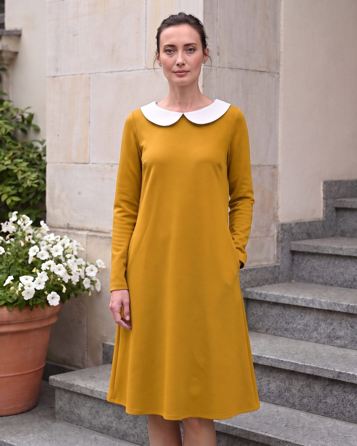 LOVER – Itališko punto Milano suknelė geltonos spalvos, lifestyle ant laiptų #Color_Yellow