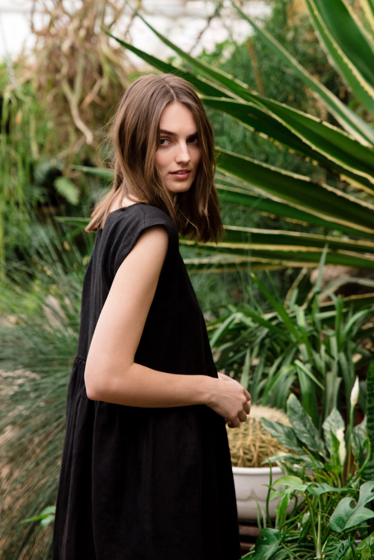 LeMuse LUNA linen dress in black – side detail, gathered waist #Color_Black